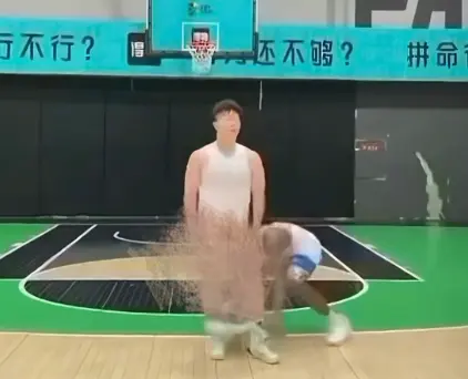 《牛教练的裤子》爆火短视频 - 黑哥不讲武德偷袭扯下教练裤子 - 牛教练裤子被甩后全场追逐黑哥 - 高清完整版免费观看不收一分钱