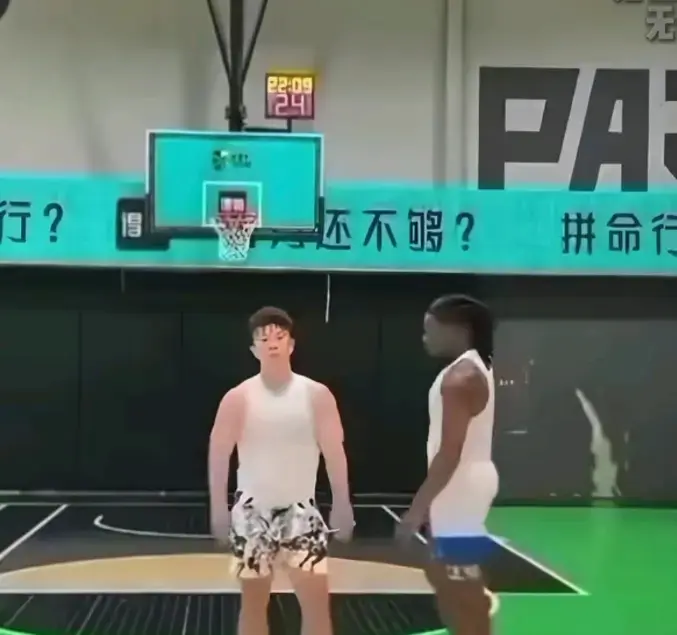 《牛教练的裤子》1080P高清无广告-牛教练与黑哥单挑切磋球技-黑哥追着扒裤子笑不活了《牛教练的裤子》全网同步播放